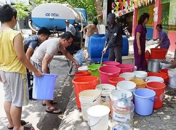 Người dân Đà Nẵng xếp hàng để lấy nước trước tình trạng cúp nước nhiều ngày
