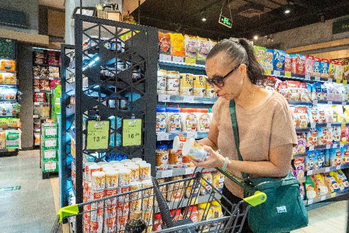 A person shopping in a grocery storeDescription automatically generated with medium confidence