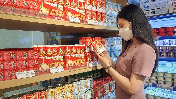 Kệ bày các sản phẩm sữa đặc có đường Ông Thọ trong một cửa hàng Giấc mơ Sữa Việt tại TP HCM. Ảnh: XIN TÊN NGƯỜI CHỤP