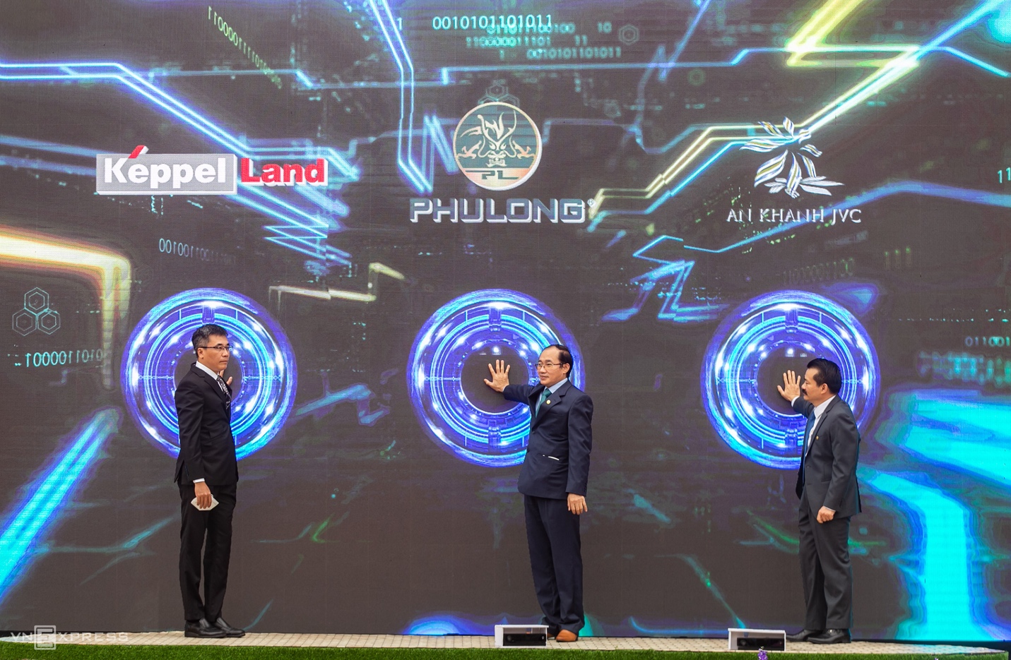 A group of men standing in front of a large screen

Description automatically generated with medium confidence