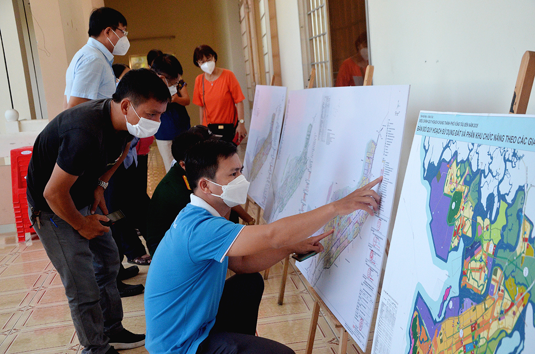 Người dân xem bản đồ điều chỉnh quy hoạch phân khu tỷ lệ 1/2.000 Khu đô thị Bắc Vũng Tàu, TP. Vũng Tàu.