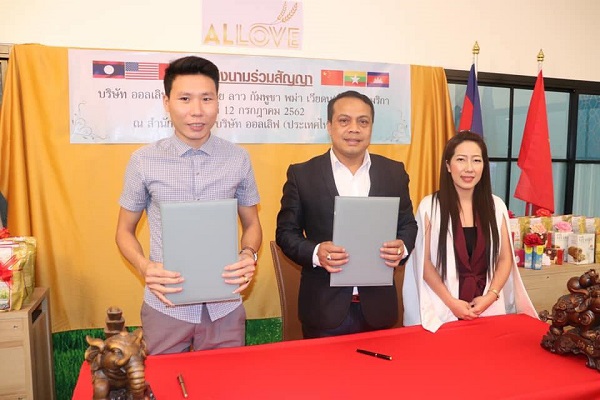 Anh Hà Xuân Trường - Phó Tổng Giám đốc Công ty Cổ phần Xuất nhập Khẩu Thực phẩm Gạo ALLOVE (trái) tại Lễ ký kết phân phối độc quyền với Công ty TNHH ALLOVE Thái Lan.