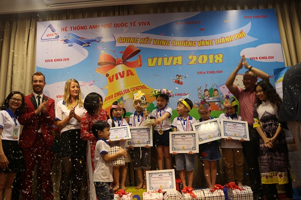 Khoảnh khắc trao cúp, huy chương và phần thưởng sau vòng chung kết Rung Chuông Vàng VIVA 2018 cấp thành phố