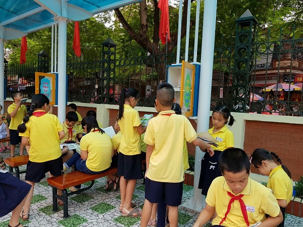   Các em học sinh trường TH Cát Bi say sưa đọc sách tại thư viện xanh