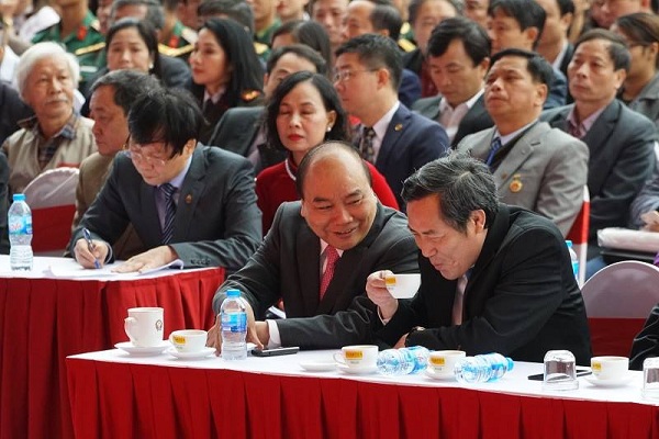   Thủ tướng Chính phủ Nguyễn Xuân Phúc dùng và Chủ tịch Hội Nhà báo Việt Nam -Thuận Hữu thưởng trà