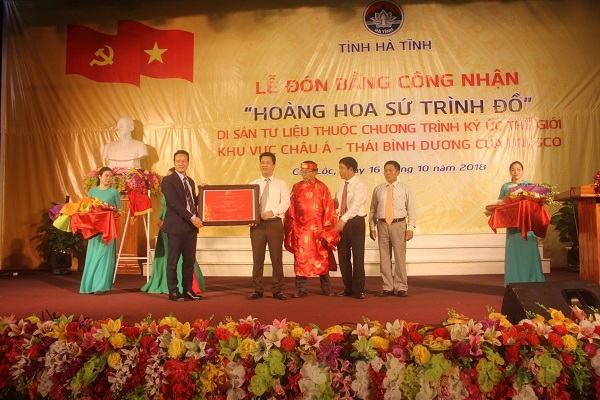 Tổng Thư ký Ủy ban Quốc gia UNESCO Việt Nam Mai Phan Dũng trao Bằng công nhận “Hoàng Hoa sứ trình đồ”