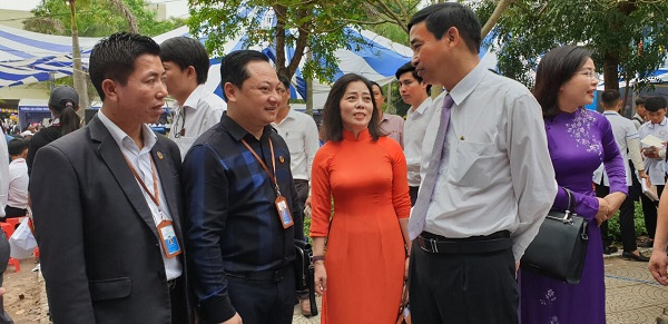   Ông Lê Trung Chinh và ông Nguyễn Văn Tuấn đi thăm các gian hàng tư vấn nghề nghiệp