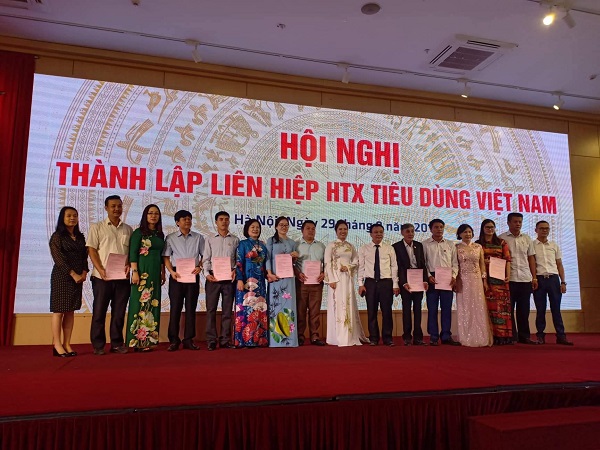 Bà Nguyễn Thị Lan Hương, Chủ tịch HĐQT Liên hiệp trao Quyết định thành lập chi nhánh.