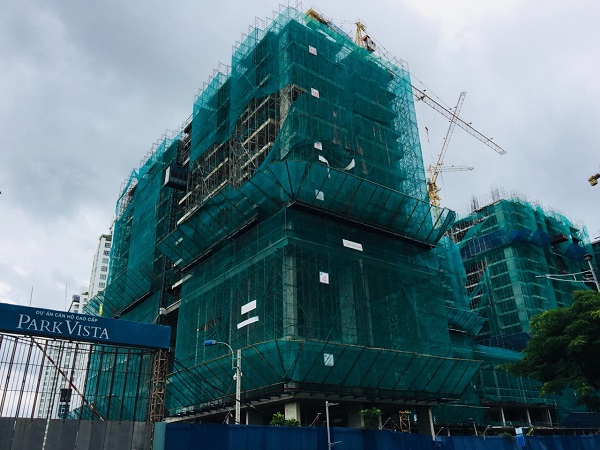 Dự án Park Vista, trên đường Nguyễn Hữu Thọ vẫn đang trong quá trình xây dựng dang dở.
