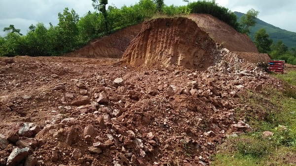   Một quả đồi đang trong quá trình tận thu đất do sạt lở để san lấp công trình cụm công nghiệp Nông Sơn