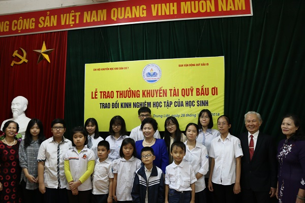   Bà Trương Tuyết Nhung và thành viên ban CHKH7 chụp ảnh lưu niệm với các học sinh được trao thưởng