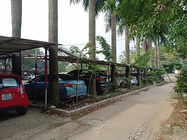 Bãi xe nằm sâu trong ngõ 354 Trần Cung trên đất dự án nhà ở tái định cư