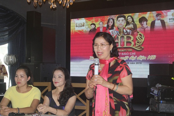 Bà Phạm Thị Huyền Thanh chia sẻ về hiệu quả mang lại từ khi đến với HB spa. (Ảnh Sơn Thủy)