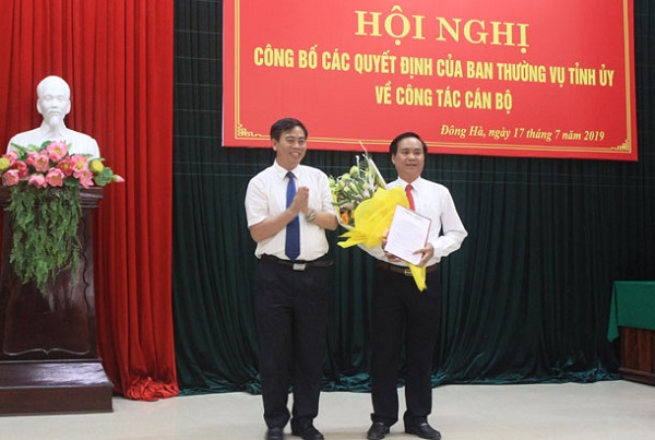 Phó Bí thư Thường trực Tỉnh ủy Nguyễn Đăng Quang (bên phải) tặng hoa chúc mừng và trao quyết định cho Bí thư Thành ủy Đông Hà Võ Văn Hưng