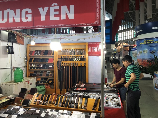 Hàng tiêu dùng mang các thương hiệu lớn trên thế giới được chủ hàng nói xuất xứ từ Trung Quốc bày bán công khai tại Hội chợ