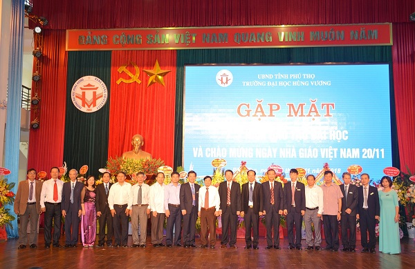   TS. Trịnh Thế Truyền - Hiệu trưởng Đại học Hùng Vương tặng hoa chúc mừng các đồng chí nguyên là Lãnh đạo trường và các giảng viên cao cấp