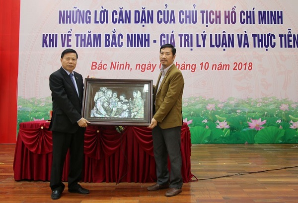 Nghệ Nhân Nguyễn Đình Vinh (bên phải) tặng trao tặng tỉnh tỉnh Bắc Ninh tác phẩm 