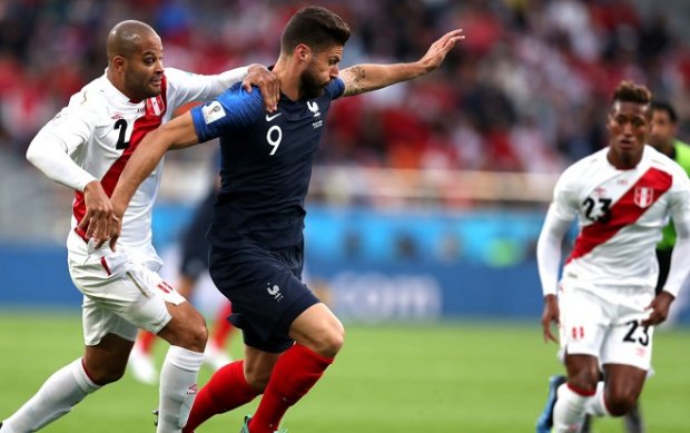 Giroud không ghi bàn nhưng biết cách tạo khoảng trống cho các đồng đội. Ảnh: Fifa.com.
