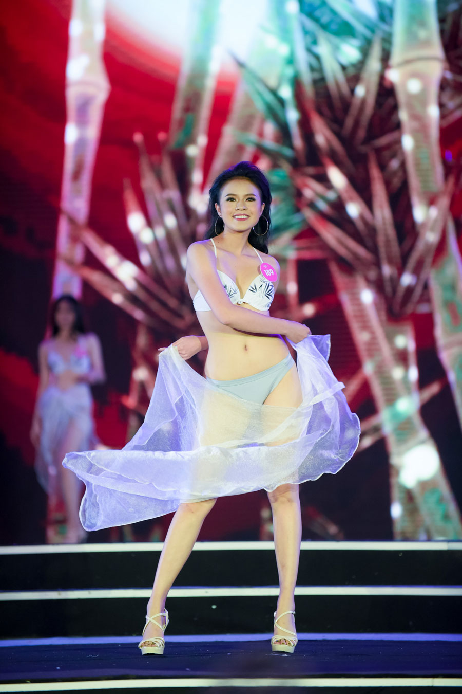 Màn trình diễn bikini bốc lửa của thí sinh Hoa hậu Việt Nam