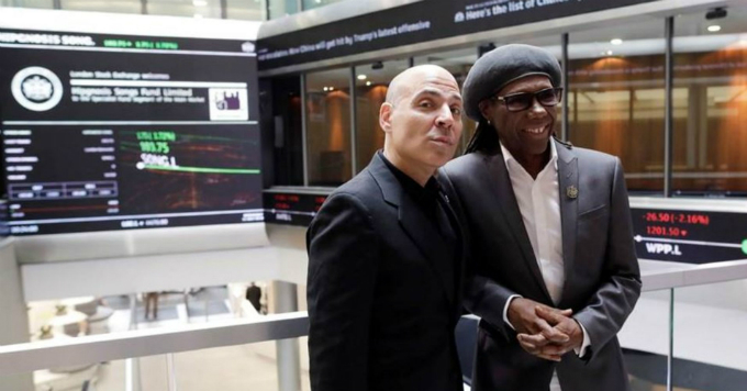 Nhà sáng lập Merck Mercuriadis (trái) và nghệ sĩ cố vấn Nile Rodgers tại sàn London ngày phát hành cổ phiểu quỹ bài hát. Ảnh: London Stock Exchange.