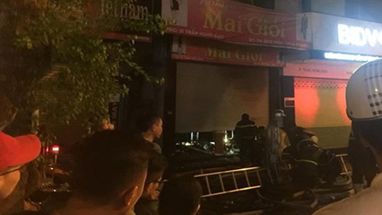 Cháy nhà trên phố Trần Hưng Đạo, 1 cảnh sát PCCC bị thương nhẹ Cháy nhà trên phố Trần Hưng Đạo, 1 cảnh sát PCCC bị thương nhẹ