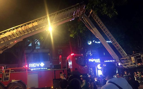 Cháy nhà trên phố Trần Hưng Đạo, 1 cảnh sát PCCC bị thương nhẹ Cháy nhà trên phố Trần Hưng Đạo, 1 cảnh sát PCCC bị thương nhẹ
