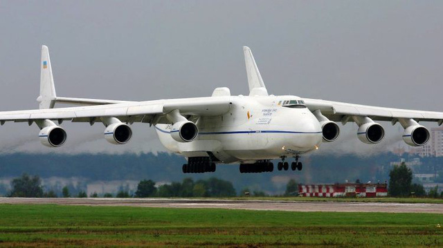Antonov An-225 Mriya là máy bay được phát triển vào những năm 1980 để chuyên chở các tàu vũ trụ của Liên Xô. Khi chương trình tàu con thoi kết thúc, nó trở thành máy bay vận tải lớn nhất thế giới. An-225 nặng 285 tấn, dài 84 m, sải cánh 88,4 m, lần đầu cất cánh vào năm 1988. Chỉ có một chiếc An-225 duy nhất được chế tạo trong lịch sử. Mriya hiện vẫn là máy bay nặng nhất thế giới và máy bay lớn nhất thế giới hiện vẫn đang hoạt động. (Ảnh: Wikipedia)
