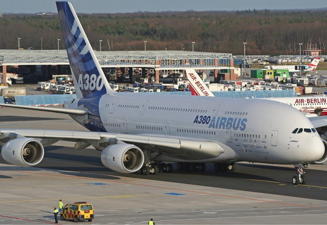 Airbus A380-800 được mệnh danh là “khách sạn bay” vì kích thước “khủng” với một máy bay thương mại. A380-800 nặng 277 tấn, dài gần 73 m, sải cánh gần 80 m và thực hiện chuyến bay đầu tiên vào năm 2005. Chiếc A380-800 có tầm bay xa cực đại 15.700 km. Máy bay được trang bị nội thất hiện đại, sang trọng, đẳng cấp nhưng do kích thước quá lớn và giá cao nên các hãng hàng không không mấy “mặn mà” với dòng máy bay này. (Ảnh: Airbus)