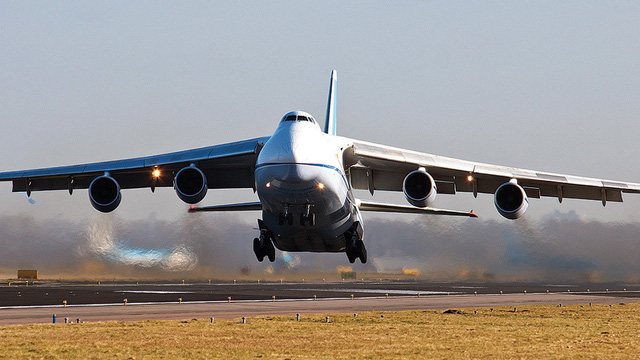 Antonov An-124 hiện là máy bay quân sự lớn nhất thế giới. Máy bay này nặng 175 tấn, dài gần 69 m, sải cánh 73,3 m, lần đầu cất cánh năm 1982. Hiện “chim sắt” này thuộc biên chế không quân Nga. (Ảnh: Wikimedia)