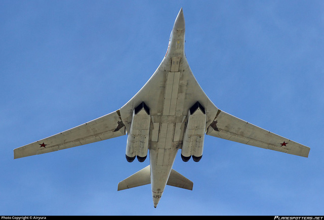 Tupolev Tu-160 là máy bay ném bom chiến lược có từ thời Liên Xô. Tu-160 nặng 110 tấn, dài 54 m, sải cảnh 56 m, lần đầu bay vào năm 1981. Hiện Tu-160 vẫn đang phục vụ trong biên chế quân đội Nga. (Ảnh: Plane Spotters)