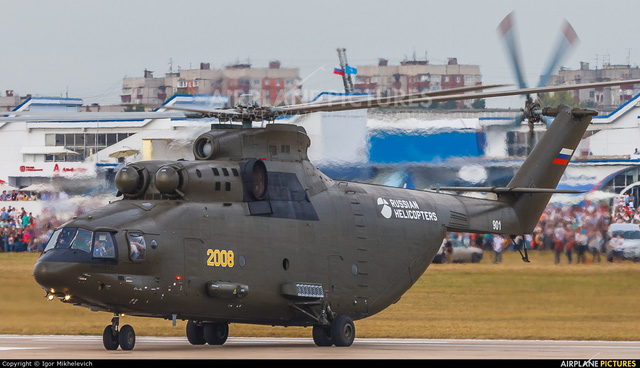 Mil Mi-26 là trực thăng vận tải lớn nhất thế giới từng được đưa vào sản xuất hàng loạt. Máy bay này nặng 28 tấn, dài 40 m và độ dài cánh quạt là 32 m. Hiện Mi-26 vẫn rất được không quân các nước trên thế giới tin dùng. (Ảnh: Airplanes Picture)