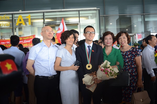Chào đón những người hùng đội tuyển Olympic Hóa học và Vật lý trở về Chào đón những người hùng đội tuyển Olympic Hóa học và Vật lý trở về