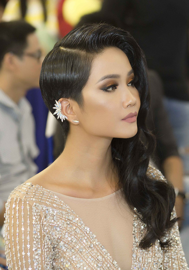 Hoa hậu H'Hen Niê gây thương nhớ thời tóc dài quyến rũ