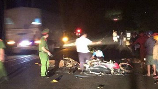 Hai xe máy tông nhau trực diện, 3 người thương vong Hai xe máy tông nhau trực diện, 3 người thương vong