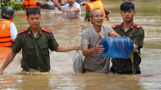 Huy động hàng ngàn lượt chiến sỹ công an giúp dân trong lũ dữ