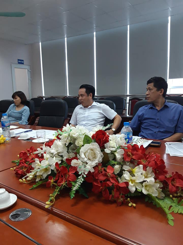 
Ông Nguyễn Thế Giang (áo trắng ở giữa) Phó Giám đốc Sở Tài nguyên và Môi trường tỉnh Thái Nguyên trao đổi với PV. Ảnh: X.Thắng
