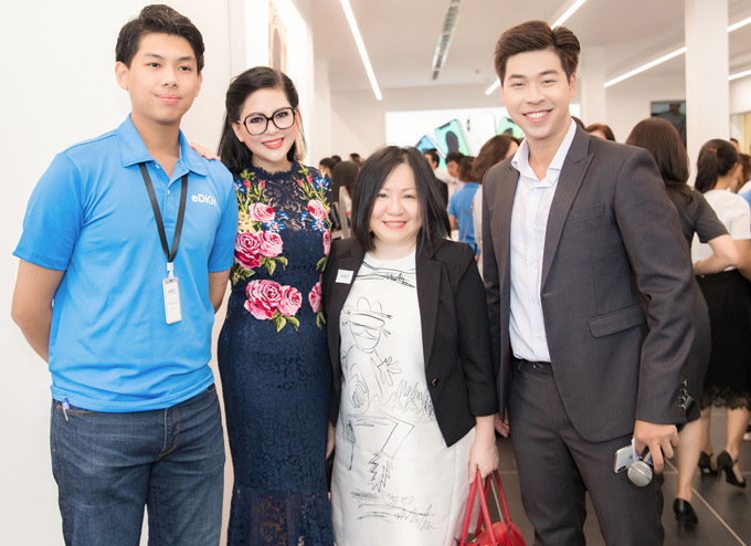 MC Vĩnh Phú (ngoài cùng bên trái) và nhà sản xuất Vietnams Next Top Model Trang Lê (giữa) đến chúc mừng gia đình cựu diễn viên Thủy Tiên thử sức kinh doanh hàng công nghệ.