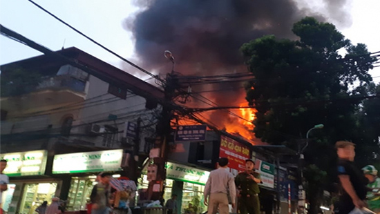 Nhiều ngôi nhà trên phố Đê La Thành bốc cháy ngùn ngụt