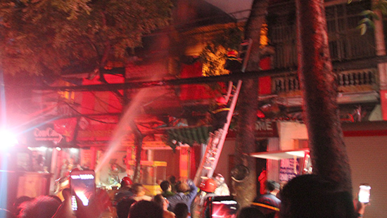 Nhiều ngôi nhà trên phố Đê La Thành bốc cháy ngùn ngụt