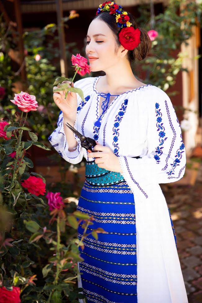 Lý Nhã Kỳ xinh đẹp hút hồn trong trang phục truyền thống Romania