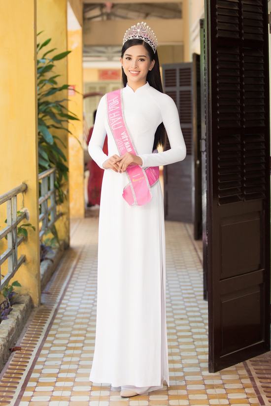 Hoa hậu Tiểu Vy đẹp hút hồn khi diện áo dài về thăm trường cũ Hoa hậu Tiểu Vy đẹp hút hồn khi diện áo dài về thăm trường cũ