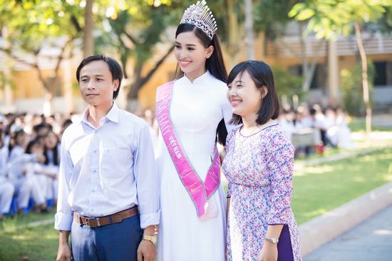 Hoa hậu Tiểu Vy đẹp hút hồn khi diện áo dài về thăm trường cũ Hoa hậu Tiểu Vy đẹp hút hồn khi diện áo dài về thăm trường cũ