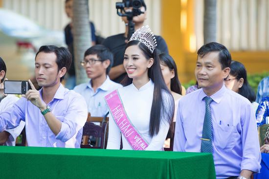 Hoa hậu Tiểu Vy đẹp hút hồn khi diện áo dài về thăm trường cũ Hoa hậu Tiểu Vy đẹp hút hồn khi diện áo dài về thăm trường cũ