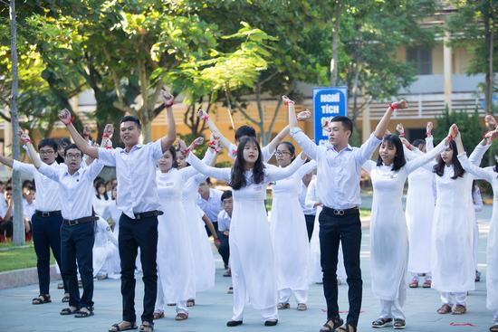 Hoa hậu Tiểu Vy đẹp hút hồn khi diện áo dài về thăm trường cũ Hoa hậu Tiểu Vy đẹp hút hồn khi diện áo dài về thăm trường cũ