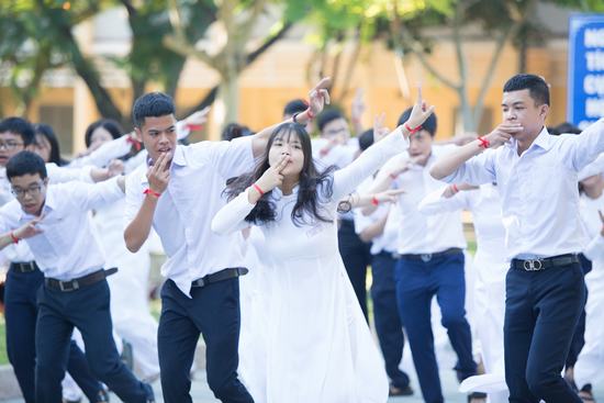 Hoa hậu Tiểu Vy đẹp hút hồn khi diện áo dài về thăm trường cũ Hoa hậu Tiểu Vy đẹp hút hồn khi diện áo dài về thăm trường cũ
