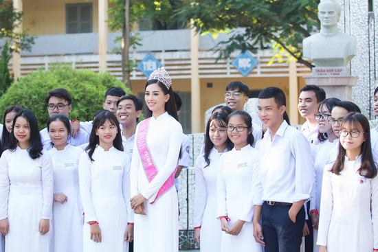 Hoa hậu Tiểu Vy đẹp hút hồn khi diện áo dài về thăm trường cũ Hoa hậu Tiểu Vy đẹp hút hồn khi diện áo dài về thăm trường cũ