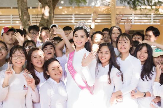 Hoa hậu Tiểu Vy đẹp hút hồn khi diện áo dài về thăm trường cũ Hoa hậu Tiểu Vy đẹp hút hồn khi diện áo dài về thăm trường cũ