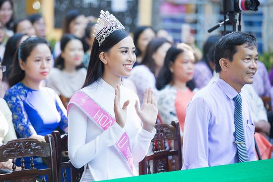 Hoa hậu Tiểu Vy đẹp hút hồn khi diện áo dài về thăm trường cũ Hoa hậu Tiểu Vy đẹp hút hồn khi diện áo dài về thăm trường cũ
