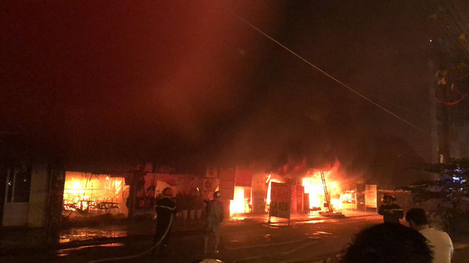 Hà Nội: Cháy lớn thiêu rụi dãy nhà, người dân hốt hoảng bỏ chạy