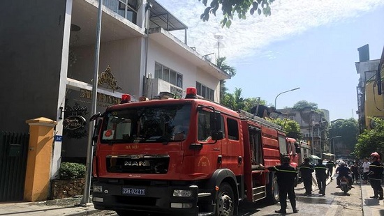 Cháy lớn ở thẩm mỹ viện Hà Nội, nhiều người hoảng loạn bỏ chạy